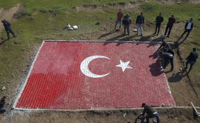 Sınırdaki tepeye dev Türk bayrağı yapıldı