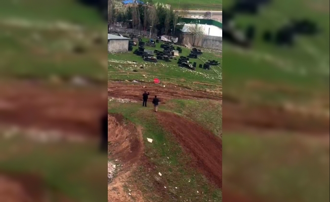 Sokağa çıkma yasağını dinlemedi, uçurtma uçurdu