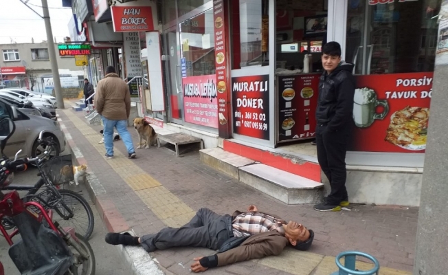 Sokak ortasında yığıldı, korona korkusu yaklaştırmadı