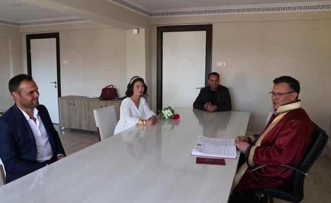 Törensiz nikahta damatla gelin mesafeli oturdu