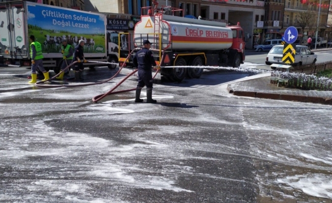 Ürgüp’te çarşı içi dezenfektanlı su ile yıkandı