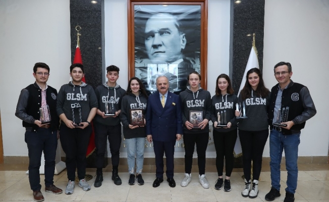 Vali Çakacak, Gelişim Okulları robot takımı öğrencilerini kabul etti