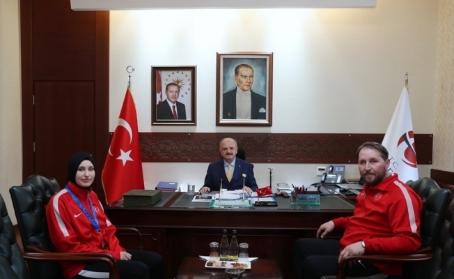 Vali Çakacak, milli sporcu Turhan’ı kabul etti