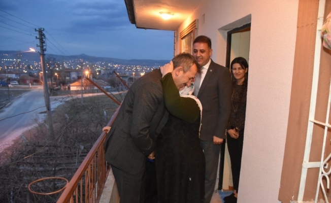 Vali Sezer: "Şehitlerimizin emanetleri başımızın tacıdır"