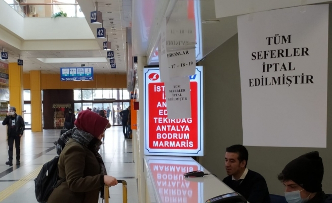 Yasağa takılmadan yolculuk etmek isteyen vatandaşlar otogarda kaldı
