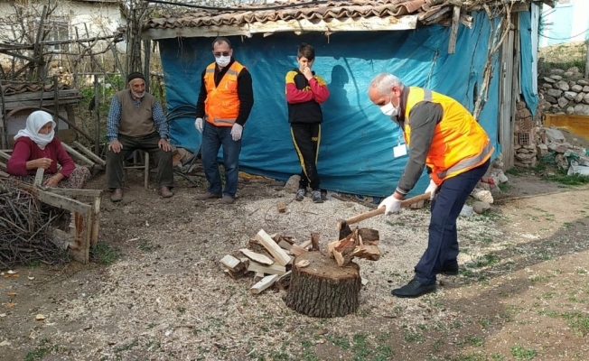 Yaşlı adamın odunlarını vefa ekibi kırdı