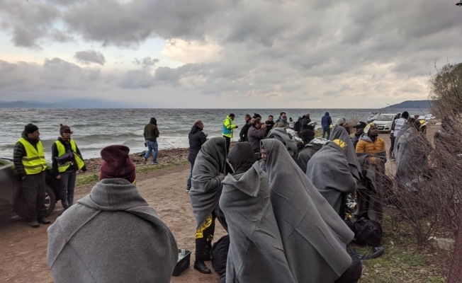 Yunan adalarında yabancı gazetecilere göçmen dayağı