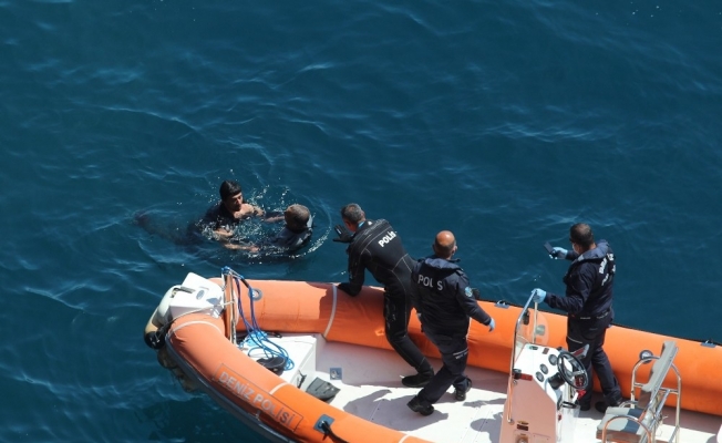 30 metrelik falezlerden atladı, bota çıkmamak için direndi