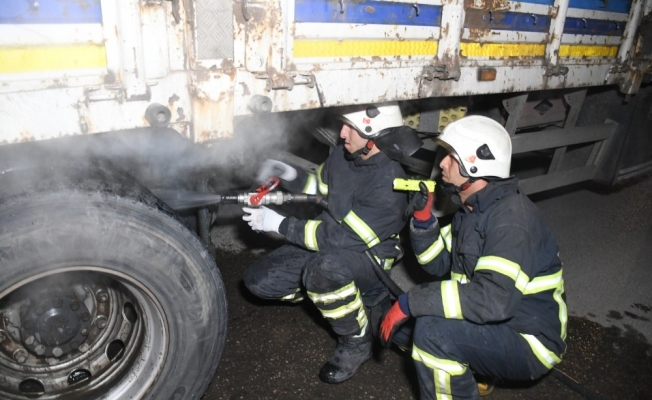 Aksaray’da tırın dorsesinde çıkan yangın paniğe neden oldu