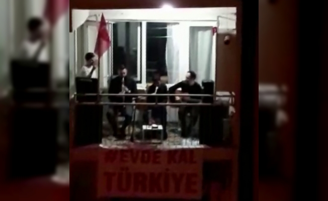 Balkona orkestra sistemi kurdular, doyasıya eğlendiler