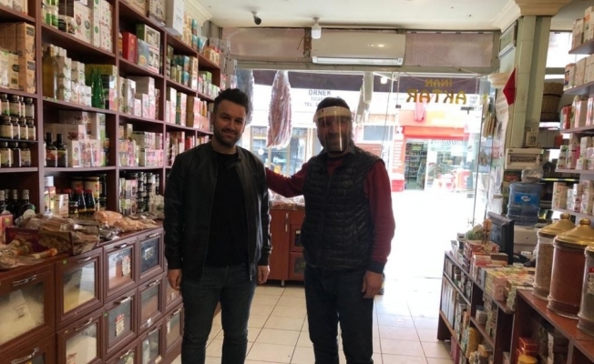 Bilecik esnafına yüz koruyucu siperlik maske dağıtıldı