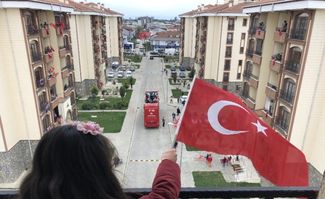 Bursa’da kısıtlamaya rağmen çocuklara 23 Nisan sürprizi