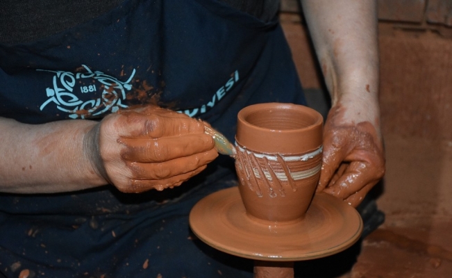Dedesinin mesleğini yaşatmak için 50 yaşında çömlek ustası oldu