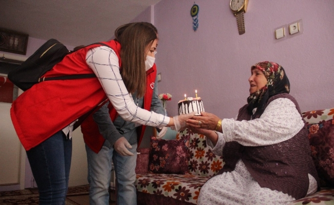 Doğum günü sürprizi yapılan 78 yaşındaki Pembe ninenin mutluluk gözyaşları