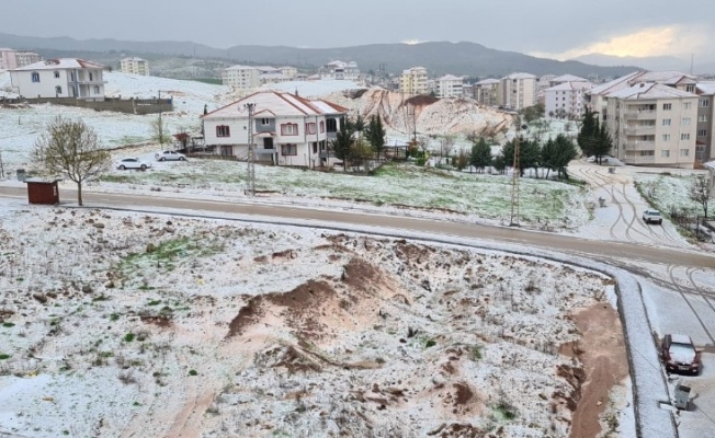 Dolu yağışı Gölbaşı’nı beyaza bürüdü