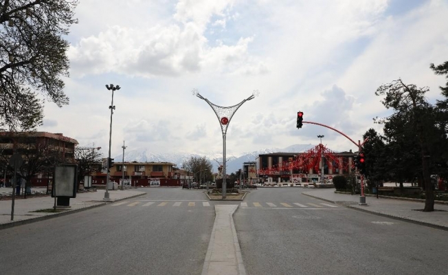 Erzincan’da belirli saatlerde Dörtyol Cumhuriyet Meydanına araç girişine kısıtlama getirildi