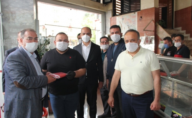 Esnafa bayrak dağıtıldı