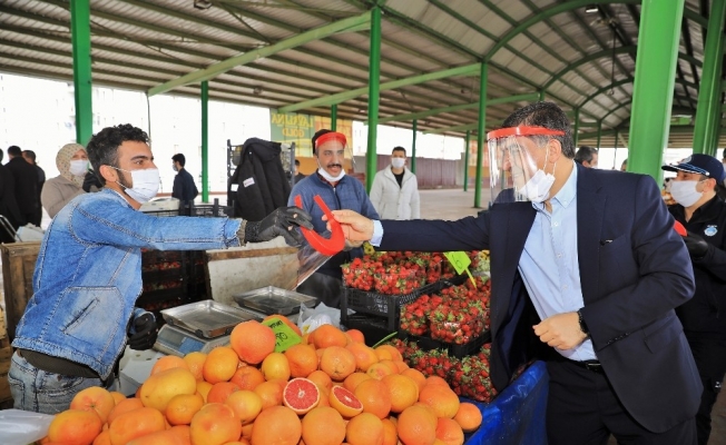 Fadıloğlu pazarcı esnafına maske dağıttı