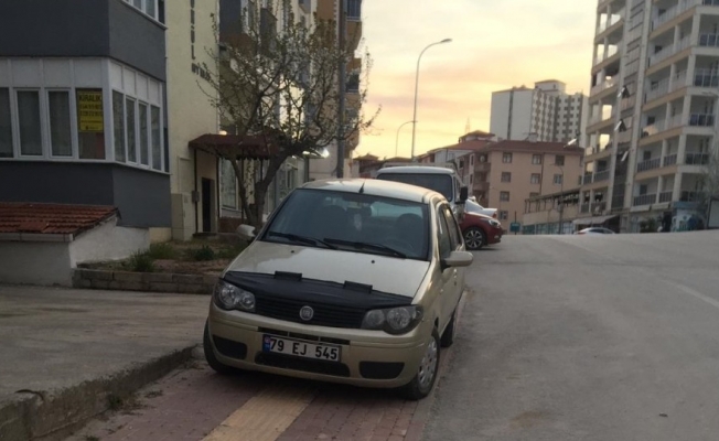 Görme engelli yolu üstene park etmiş araç sürücülerine ateş püskürdüler