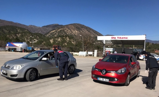 Hanönü’nde jandarma ekipleri yol kontrolünde bulunuyor