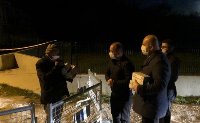 İl Başkanı Karabıyık karantina altındaki mahalle sakinlerine maske götürdü