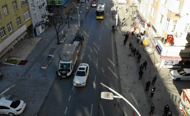 İstanbul’da sosyal mesafeli Ramazan pidesi kuyruğu havadan görüntülendi