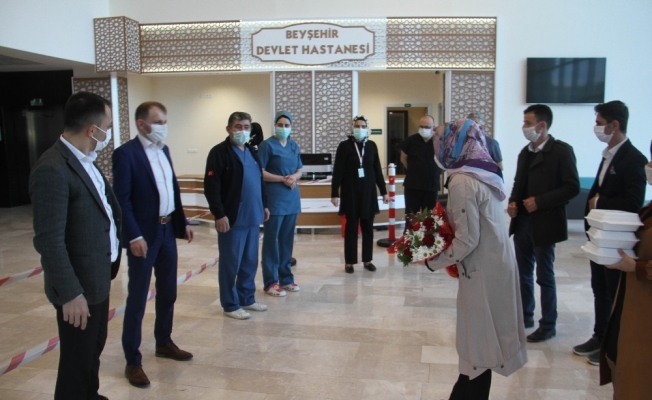 Kadınlardan sağlık çalışanlarına ikram, çiçek ve alkışlı destek