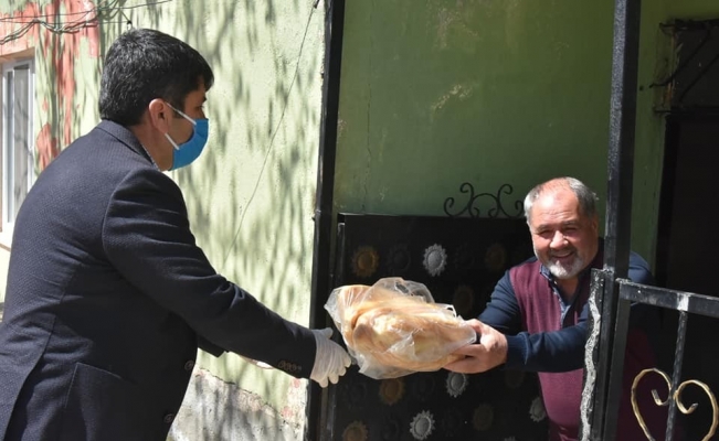 Karantinadaki ilçede maske ve ekmek dağıtıldı