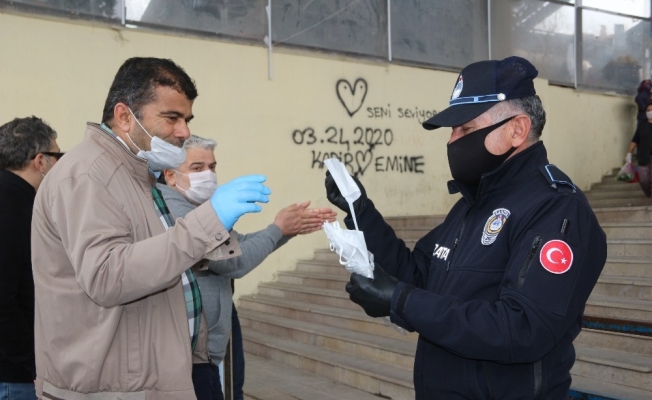 Kırıkkale’de pazarcı esnafına ve vatandaşlara ücretsiz maske dağıtıldı