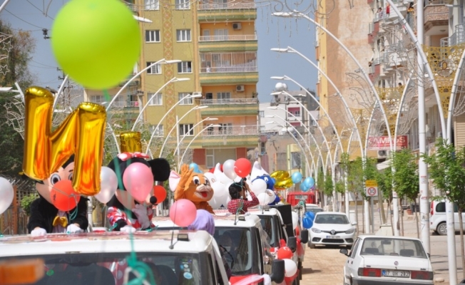 Kızıltepe’de 23 Nisan kortejine vatandaşlar balkonlarından eşlik etti