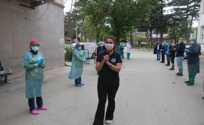 Korona virüsü yenen hemşire görevine döndü