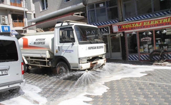 Kuyucak’ta pazaryerleri dezenfekte ediliyor