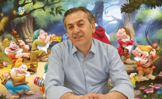 Öğretmenler çocukların masal anlatıyorlar