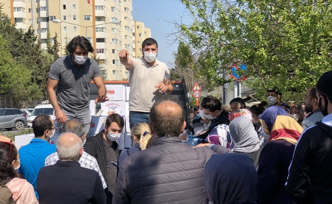 (Özel)Yardım kolisi dağıtımında sosyal mesafe unutuldu