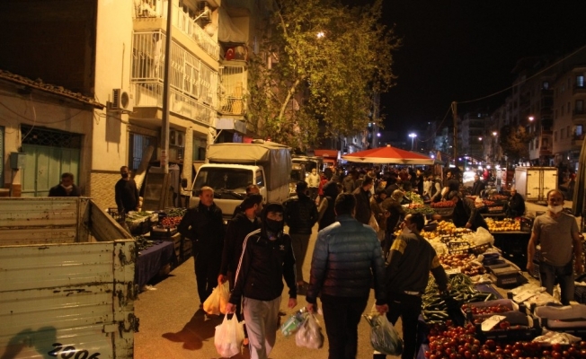 Pazarcılar gece tezgah açtı, vatandaş mesafe dinlemedi