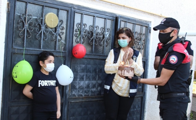 Polis ekiplerinden 9 yaşındaki çocuğa doğum günü sürprizi