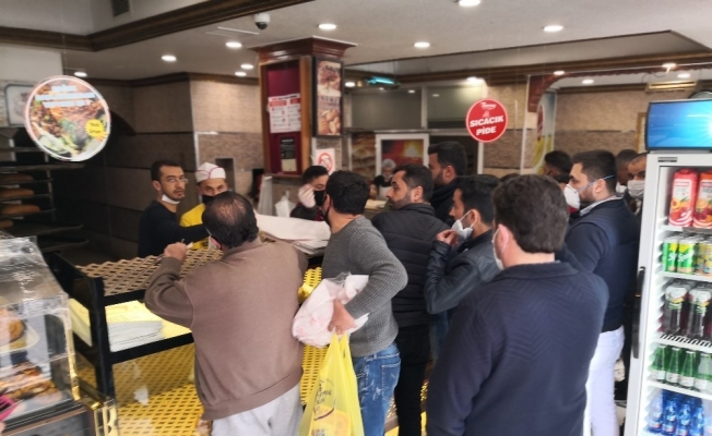 Ramazan pidesi kuyruğunda sosyal mesafe hiçe sayıldı