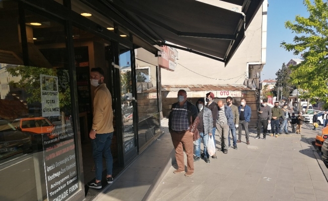 Ramazan’ın ilk gününde fırınlarda sosyal mesafeli pide kuyruğu