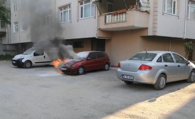 Sahibinin çalıştıramadığı otomobili alev alev yandı