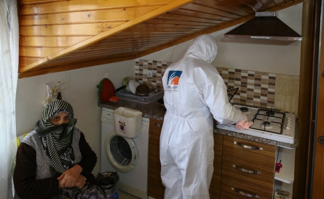 Türkçe konuşmayı bilmeyen 77 yaşındaki Hanım Teyzenin yardımına belediye koştu