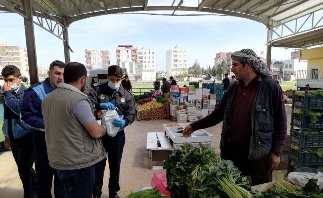 Viranşehir semt pazarında ücretsiz maske dağıtıldı