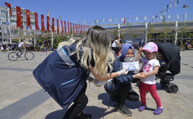 Aydın Büyükşehir Belediyesi çocuklara binlerce maske dağıttı