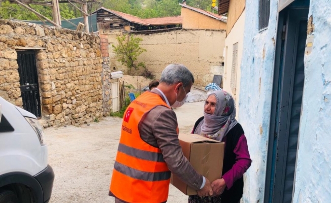 Başkan Çınar, yardım ekibine yardımcı oldu Ramazan gıda kolisi dağıttı