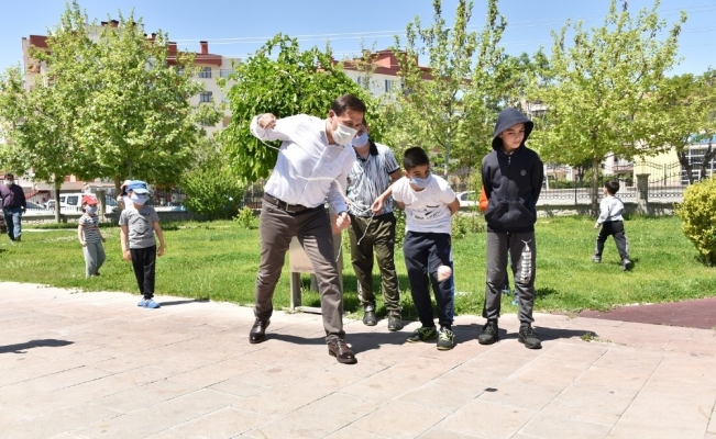 Başkan Kılca’dan çocuklara maske ve çikolata