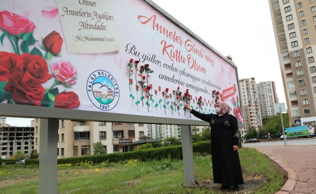 Başkan Yalçın’dan annelere bilboardda gül jesti