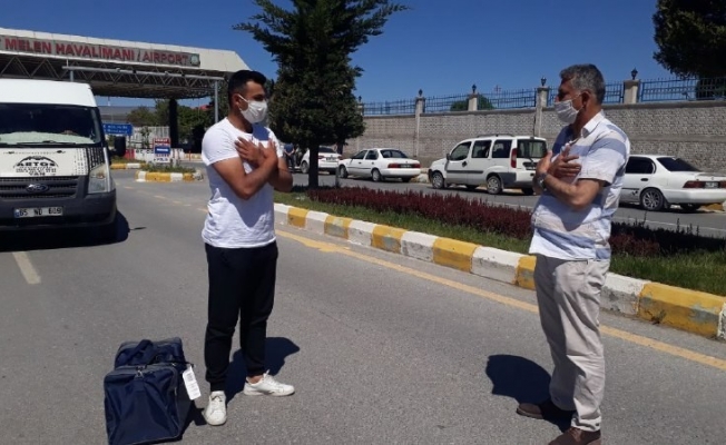 Bir ay gecikmeli terhis olan askerler evine döndü