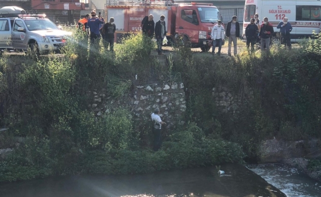 Dereye düşen şahsı AFAD ve itfaiye ekipleri kurtardı