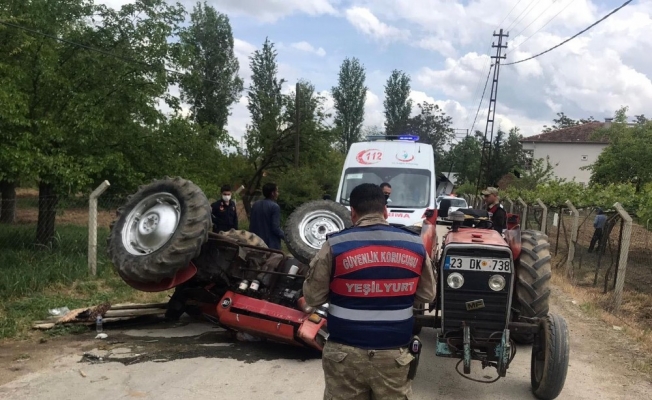 Devrilen traktörün altında kalan sürücü yaralandı