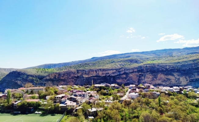 Doğal yaşamı ile dikkat çeken ilçe baharla renklendi