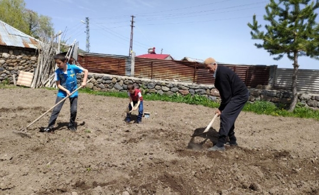 Evden çıkamayan dede ve torunları birlikte vakit geçiriyor